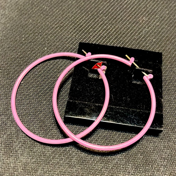 Vintage pair of pink earrings. Round hoops 1 inch long. - Picture 3 of 4